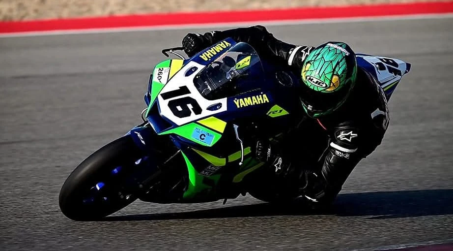 Moto da corsa in pista